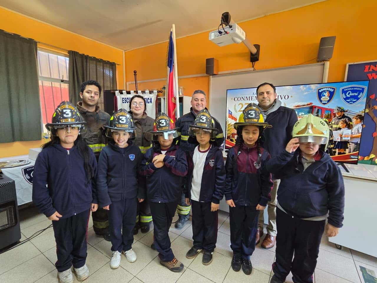 Estudiantes junto a Bomberos de San Clemente en el aniversario de la Tercera Compañía Queri