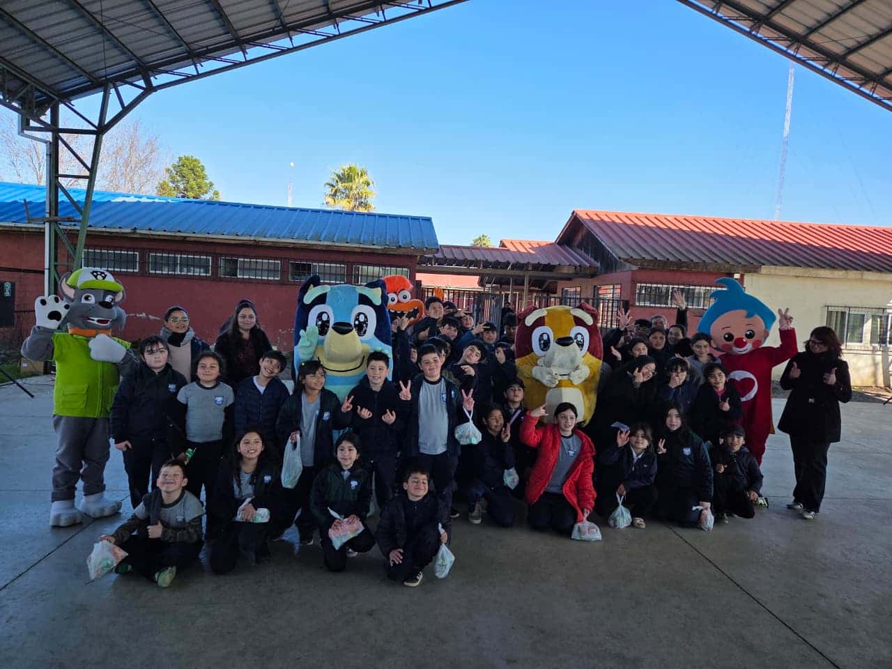 Comunidad escolar Queri celebrando el Día de la Niñez en el patio del establecimiento