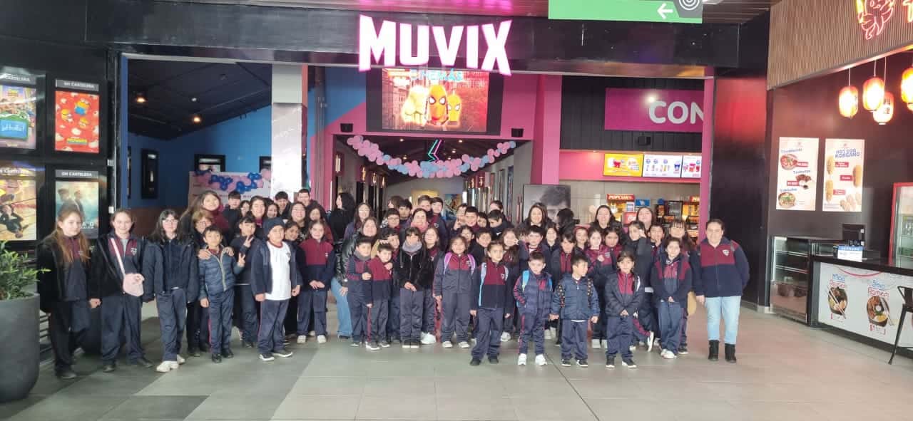 Curso completo de la Escuela Queri en salida pedagógica al cine